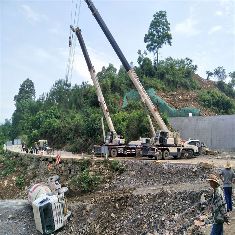 歙县汽车掉沟里叫吊车救援要多少钱